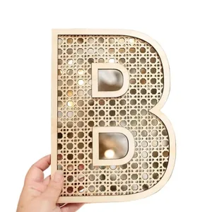 Wanddekoration aus Holz Buchstabe B mit Rattan-Gewebe und Spiegel für Kinderzimmer Zuhause.