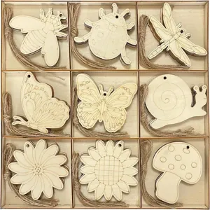 Unbearbeitete Holz Bastelset mit Insekten und Blumen Formen, inklusive Aufhängekordel.