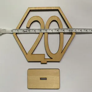 Vue détaillée de numéro de table en bois, chiffre 20 ajouré hexagonal avec socle pour événements.