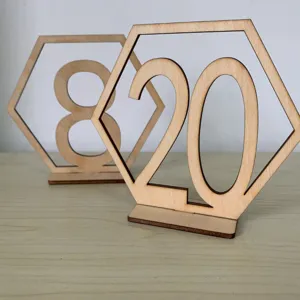 Détail de numéro de table hexagonal en bois, design découpé pour décoration de mariage.