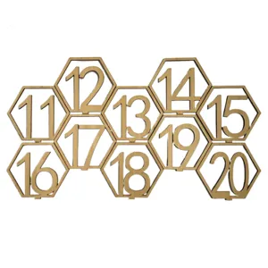 Numéros de table hexagonaux en bois cartes de siège creuses numériques pour mariage.