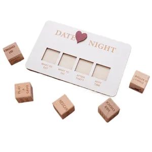 Houten date night dobbelspel set met beslissingsbord voor romantische koppels ideeën.
