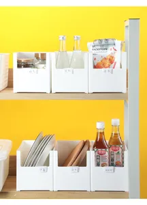 Vue détaillée de boîtes de rangement en plastique blanc soigneusement rangées sur étagères.