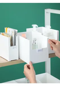 Vue de détail de l'organisateur de boîte de rangement en plastique blanc avec étiquette.
