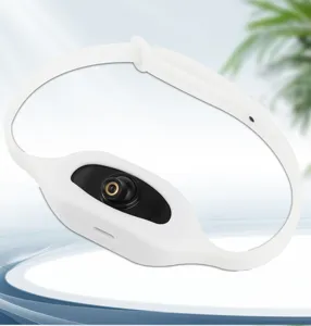 Interaktives Katzen-Laserhalsband Detail, weißes Silikonband mit elektronischem Modul.