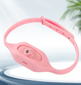 Nahaufnahme des rosa Silikon Katzenhalsbandes mit Laser-Modul und verstellbarem Riemen für Haustiere.