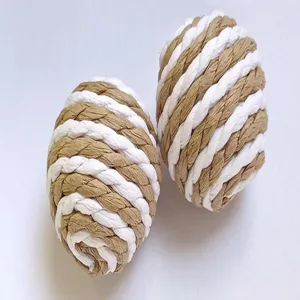 Detailansicht von zweifarbig gewebten Sisal Katzenbällen, langlebige kratzfeste Haustierkugel.