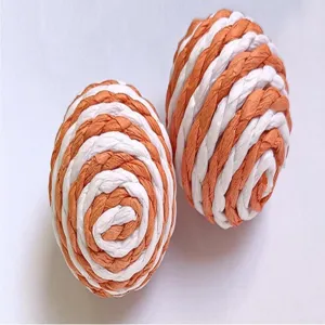 Nahaufnahme des zweifarbigen Sisal-Katzenkratzballs, langlebiges Haustier-Katzenspielzeug.
