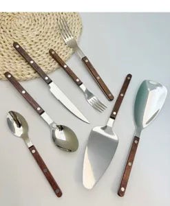Set van roestvrij staal bestek met houten handvat vork mes lepel taartschep serveerlepel.