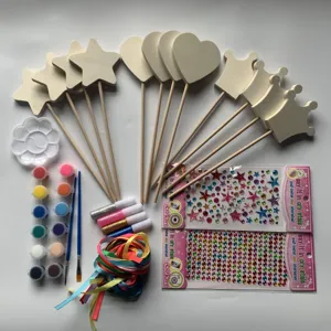 DIY Holz Zauberstab Bastelset für Kinder mit Sternen, Herzen, Kronen und Malzubehör.