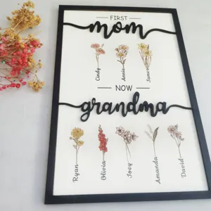 Personalisierter hölzerner Blumen Fotorahmen Plakette Detail mit personalisierten Namen.