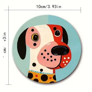 Gros plan détaillé du sous-verre en bois thermoisolant avec un motif de chien à pois colorés.