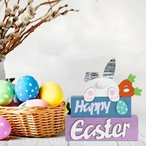Détail de panneau en bois de Pâques, déco de table lapin et carotte pour fête de printemps.