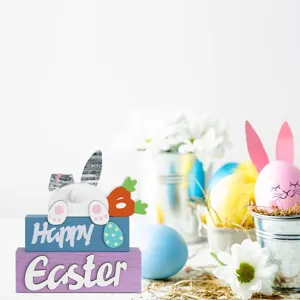 Gros plan de la décoration de panneau en bois de Pâques avec queue de lapin et carotte