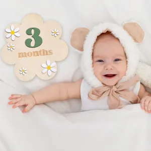 Detailansicht der holzernen Baby Meilenstein Blumenkarte Fotorequisite mit 3 Monaten Design.