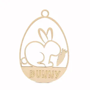 Adorno de madera con forma de huevo de pascua conejo y zanahoria para decoración.