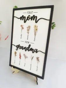 Holz Muttertag Schild Detailansicht, personalisierter Blumen Bilderrahmen mit Namen.