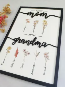 Personalisierter Holzbilderrahmen mit Namen und Blumenmuster, ideales Geschenk für die Familie.