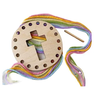 Set de manualidades de tablero de tejer de madera con hilo de color para decoración pascual.