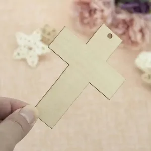 Unbehandelte Holzkreuze fur DIY-Bastelarbeiten, Kunstprojekte und dekorative Geschenkanhaenger.