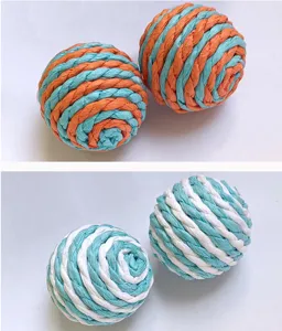 Detailansicht der gewebten Katzenkratzkugel, zweifarbiges Design für langlebigen Spielspaß.