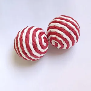 Roter und weißer geflochtener Katzenspielball, langlebiger Haustierkratzball zum Spielen.