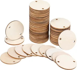 Nahaufnahme von runden Holzscheiben mit Doppellöchern, ideal für DIY-Schmuck und Bastelarbeiten.