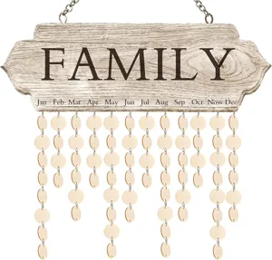 Hölzernes Familien Geburtstag Kalender Schild mit runden Holzscheiben zum Basteln und Dekorieren.