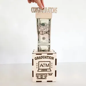 Detalle de la caja de regalo de graduación de madera con mecanismo ATM y topper de felicitación.