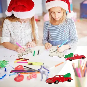 Vue détaillée de camion en bois de Noël bricolage et tranches de bois non finies pour déco.