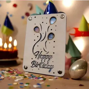 Vista detallada de tarjeta de cumpleaños de madera creativa para regalos con decoración festiva.