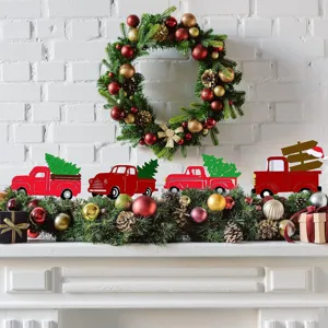 Décoration de camion rouge en bois de Noël et guirlande de pin pour une fête de fin d'année.