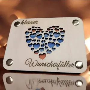 Vista detalle de placa de regalo de madera, con corazones calados y texto grabado para decoracion.