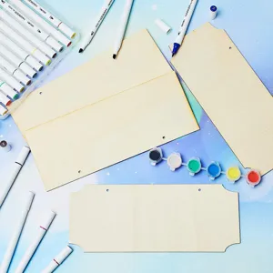 Detailopname van onafgewerkde houten hanglabels met voorgeboorde gaten voor DIY knutselen.