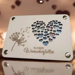Tarjeta de regalo de madera con recortes de corazón y diseño de diente de león.