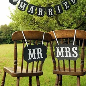 Dettaglio di insegne sospese per sedie da matrimonio e striscione con oggetti di scena rustici MR MRS.