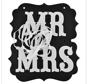 Accessorio foto matrimonio banner MR MRS dettaglio, stile lavagna nera con nastro bianco.