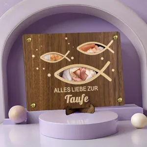 Targa regalo per battesimo in legno con intagli a forma di pesce e scritta di auguri.
