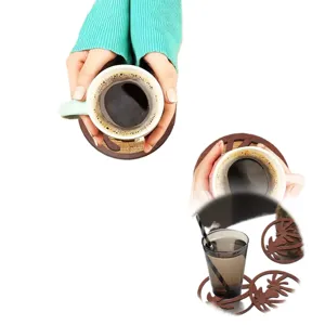 Houten bruine ronde onderzetter met creatief kokosnootboom hol design voor tafelbescherming.