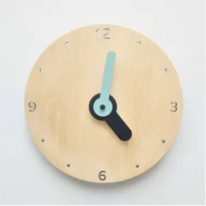 Détail horloge murale bois minimaliste, cadran rond style nordique avec chiffres clairs.