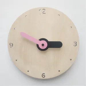 Gros plan sur le détail de l'horloge murale en bois, design nordique minimaliste.