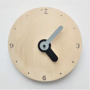 Détail d'horloge murale en bois minimaliste, style scandinave silencieux pour la déco.
