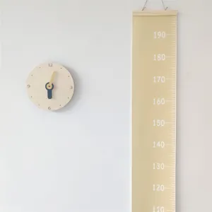 Horloge murale silencieuse en bois nordique et toise de croissance pour chambre d'enfant.