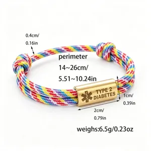 Vue détaillée du bracelet d'alerte médicale en paracorde colorée fait main avec tube en acier gravé.