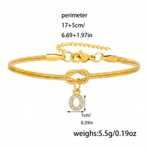 Dettaglio del ciondolo con lettera in acciaio inossidabile e bracciale serpente nodo d'amore 17+5cm.