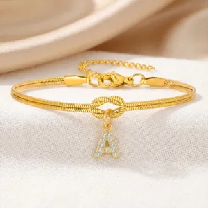 Bracciale a catena serpente in acciaio dorato con ciondolo lettera A in strass e nodo.