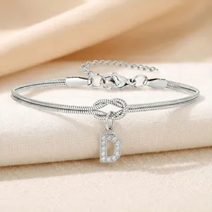 Dettaglio ravvicinato del bracciale catena serpente in argento con ciondolo lettera D.
