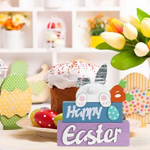 Gros plan sur la décoration en bois de Pâques avec motif de lapin et ambiance printanière.