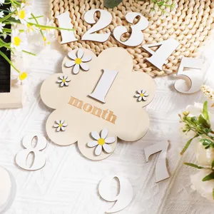 Hölzerne Baby Meilenstein Monatskarte mit Blumen und Zahlen für kreative Fotografie Requisiten.