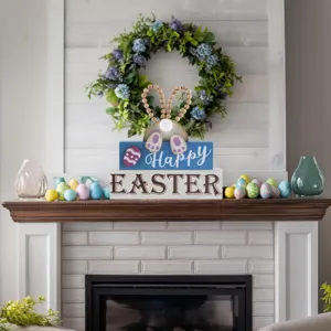 Vue détaillée de décoration de Pâques en bois avec oreilles de lapin et œufs colorés.